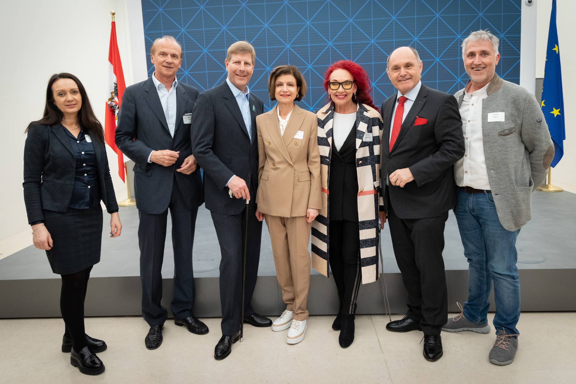 Gruppenfoto Vorstand Club Tirol und Nationalratspräsident Wolfgang Sobotka (ÖVP), von links: Martina Scheiber, Peter Kunz, Präsident des Club Tirol Julian M. Hadschieff, Renate J. Danler, Vizepräsidentin Club Tirol, Charlotte Sengthaler, Nationalratspräsi